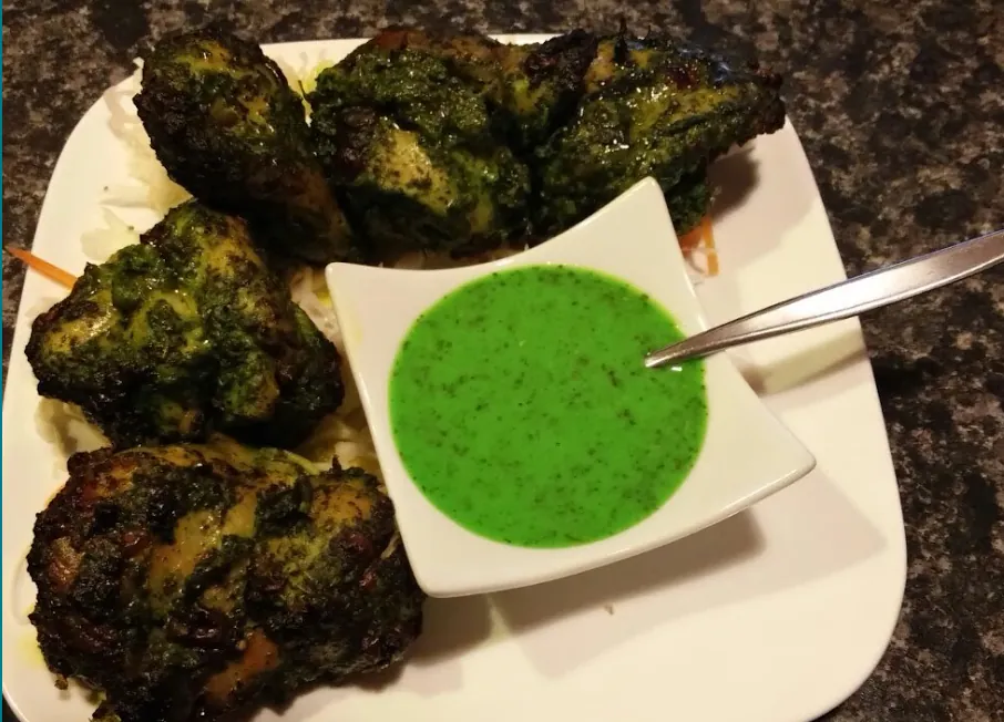 Hariyali chicken tikka with mint chutney